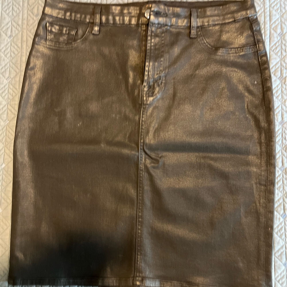 Women’s Faux Leather Pencil Skirt in a shiny black material